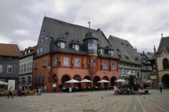 18. Torget i Goslar kantas av vackra byggnader, rikligt utsmyckade med figurer och andra fasaddekorer.